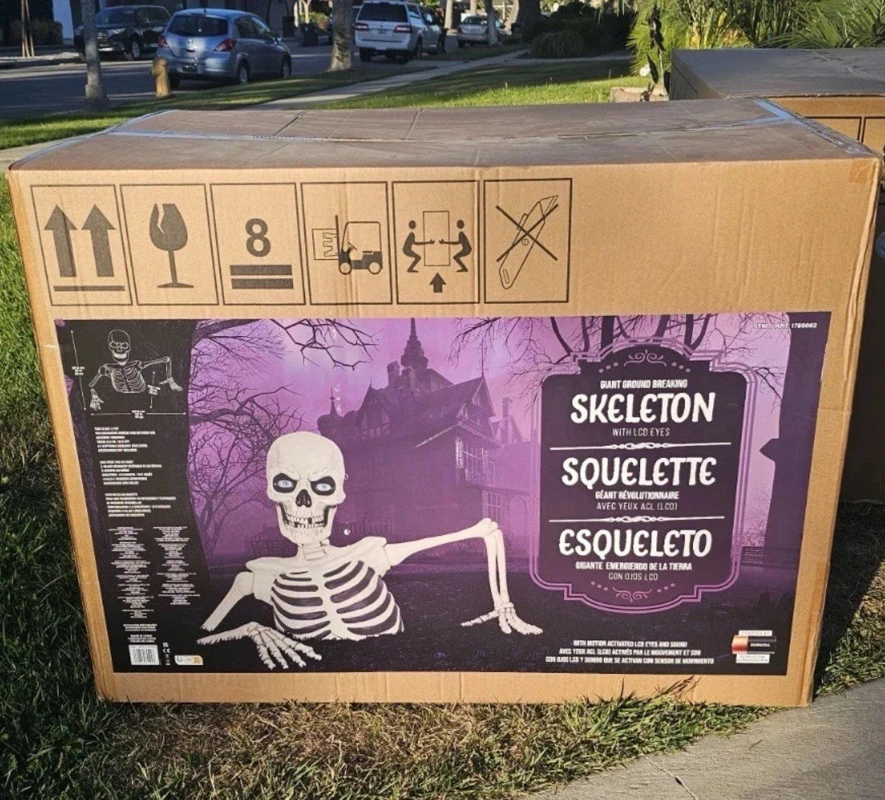 Massive Skeleton with Glowing Eyes & Spooky Sound